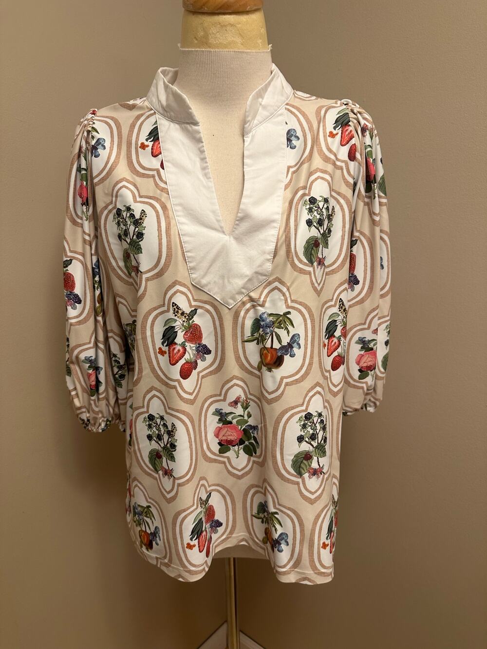 Smith and Quinn Eliza Top Fruit Patch Italian Matte Stretch Fabric Sz Medium